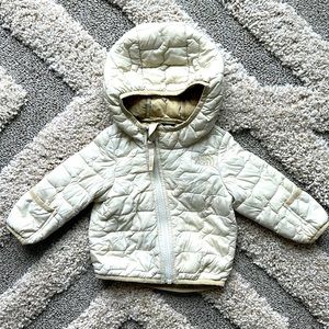 Cream North Face thermo ball puff coat. Warm, not too thick. Classic staple!